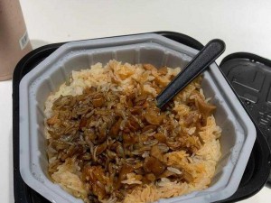 自热米饭：一个人吃上面，一个人吃下饭菜