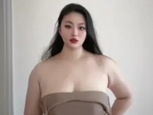 fYee性少妇饥喝XXXYHD(fYee 性少妇饥渴难耐，疯狂渴求 XXXYHD)